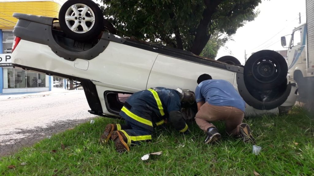 Strada capota ao colidir contra Jetta, na Avenida Rocha Pombo