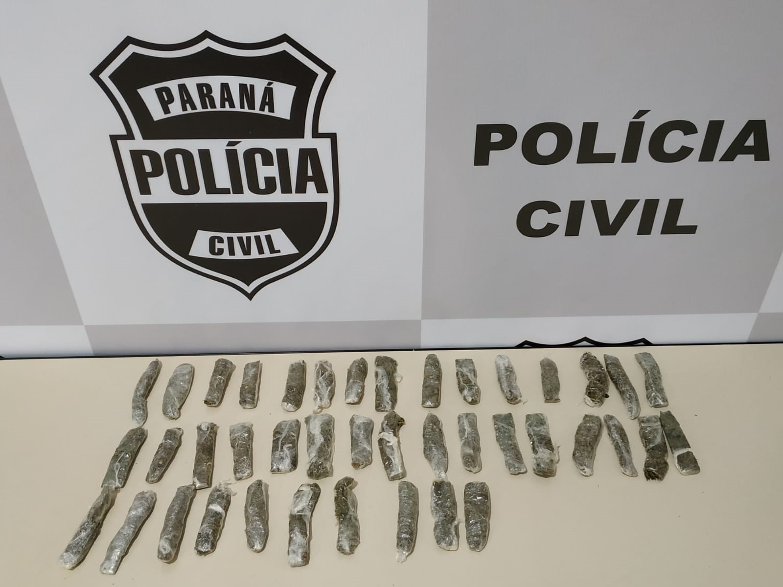 GDE detém casal acusado do crime de tráfico de drogas, no XIV de Novembro Imagem referente a GDE detém casal acusado do crime de tráfico de drogas, no XIV de Novembro