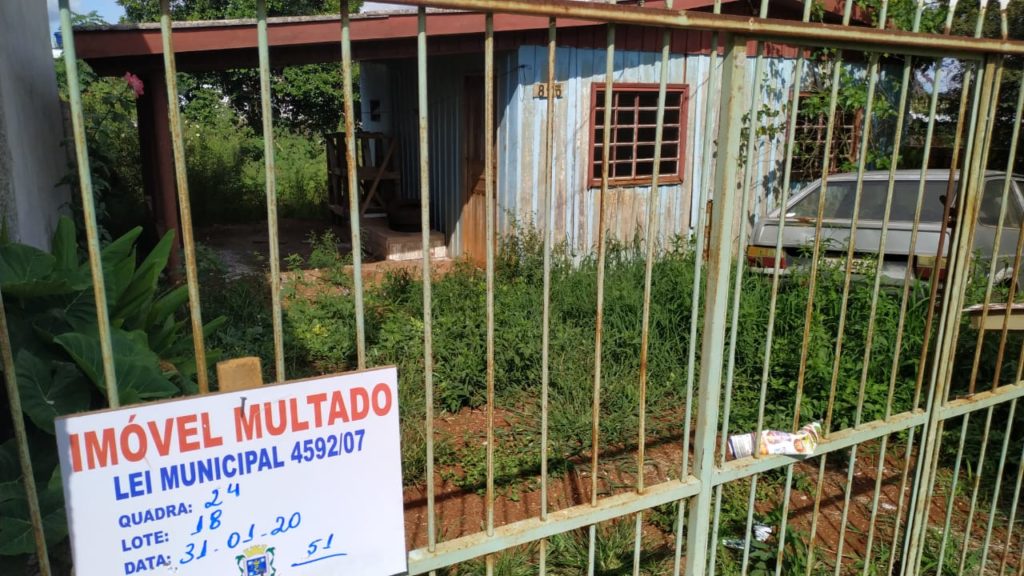 Cascavel Velho: mato alto em imóvel abandonado preocupa moradores