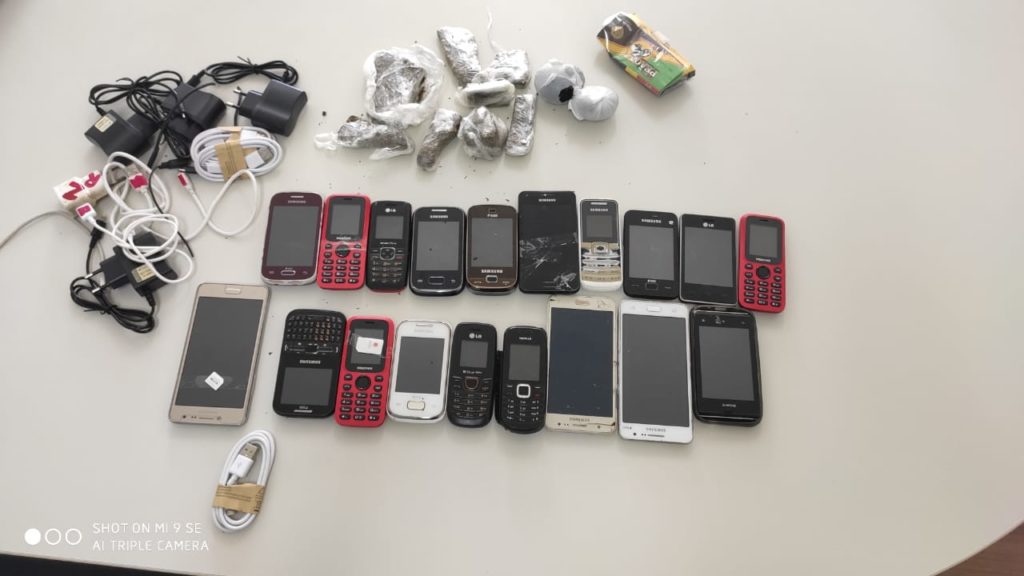 Policiais Penais apreendem na PEC ‘kit cadeia’ que continha 21 celulares