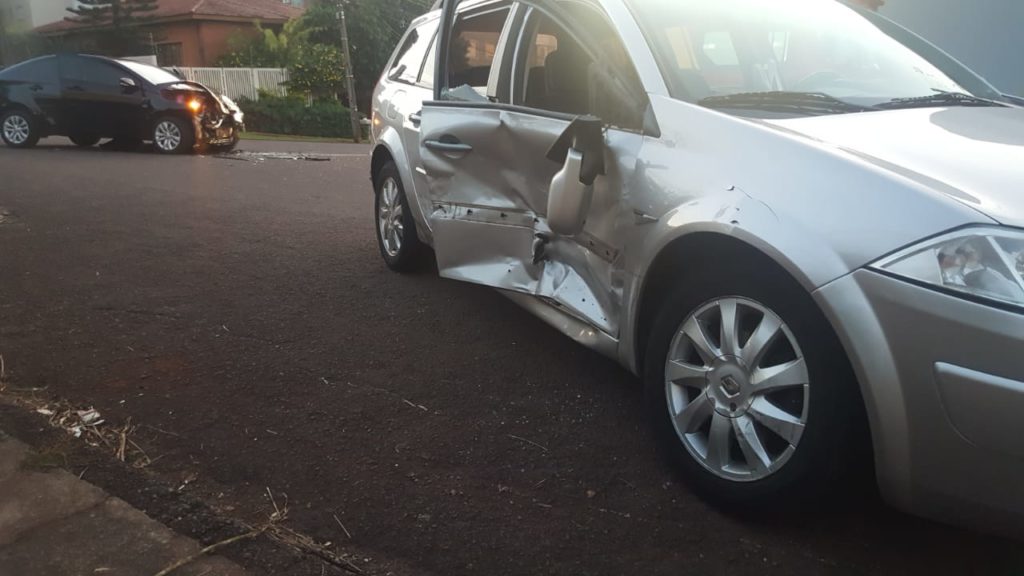 Batida de trânsito envolve dois carros no Bairro Neva; Siate foi mobilizado