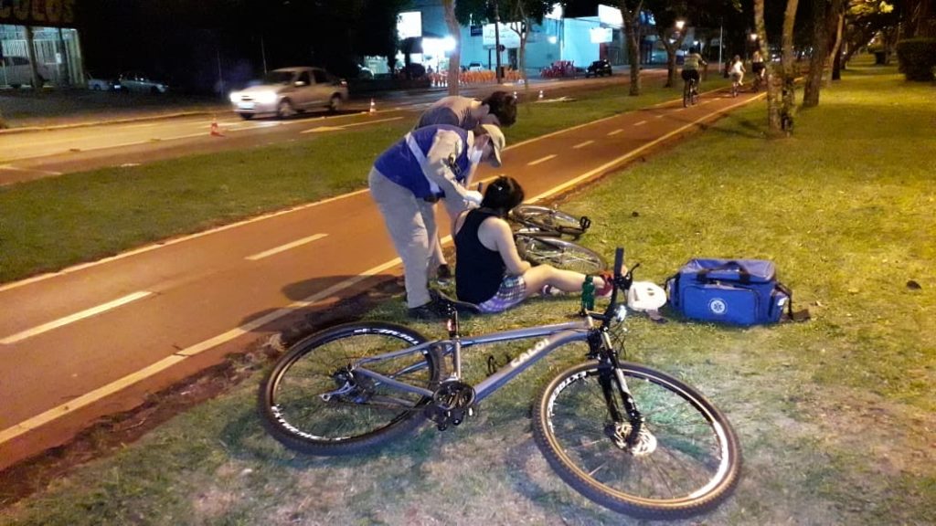 Colisão entre ciclistas na ciclovia da Avenida Brasil deixa mulher com fratura no punho