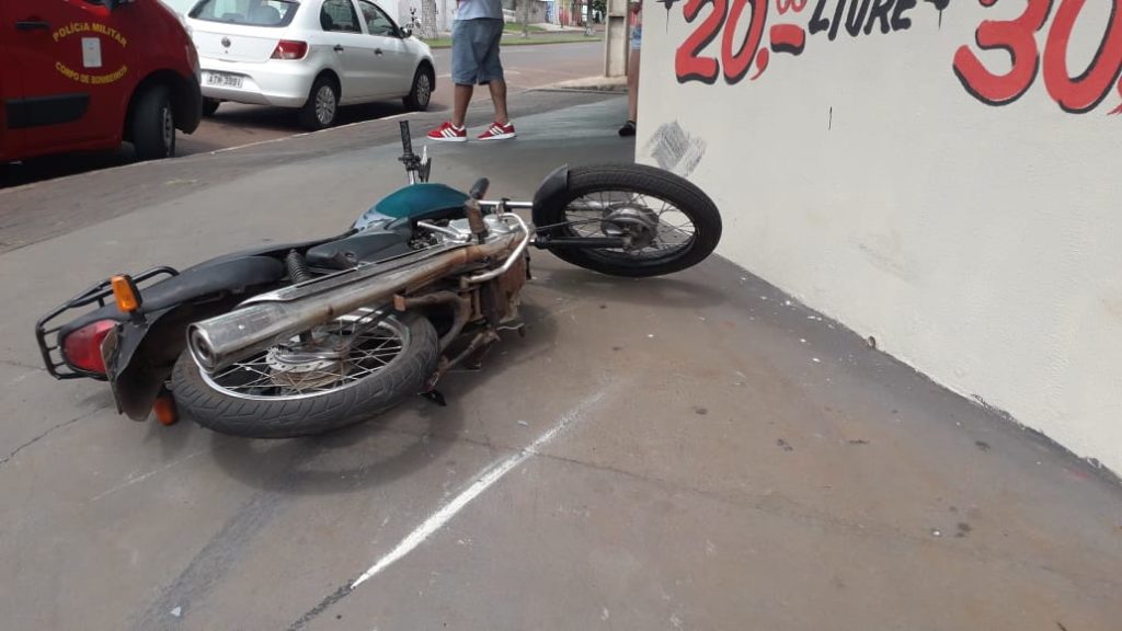 Freio de moto falha, jovem perde o controle e bate em parede de restaurante, no Coqueiral