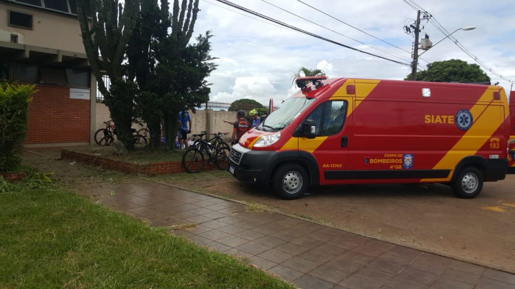 Ciclista é socorrida após sofrer queda, próximo ao Trevo do Guarujá