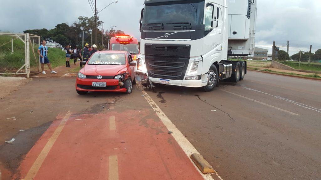 Acidente entre Gol e carreta é registrado perto do Trevo da Ceasa