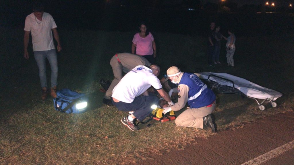 Homem cai de moto e fica ferido na marginal da PRC-467