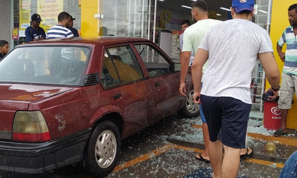 Motorista perde controle de carro e invade farmácia em Londrina