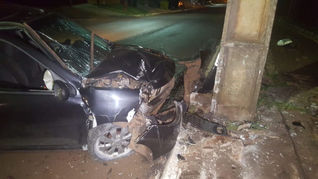 Carro atinge poste na Rua Maracaí, no Floresta