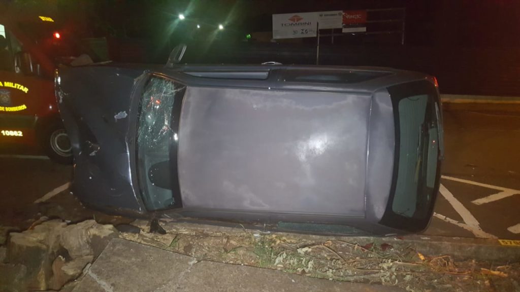 Carro tomba em acidente registrado no centro