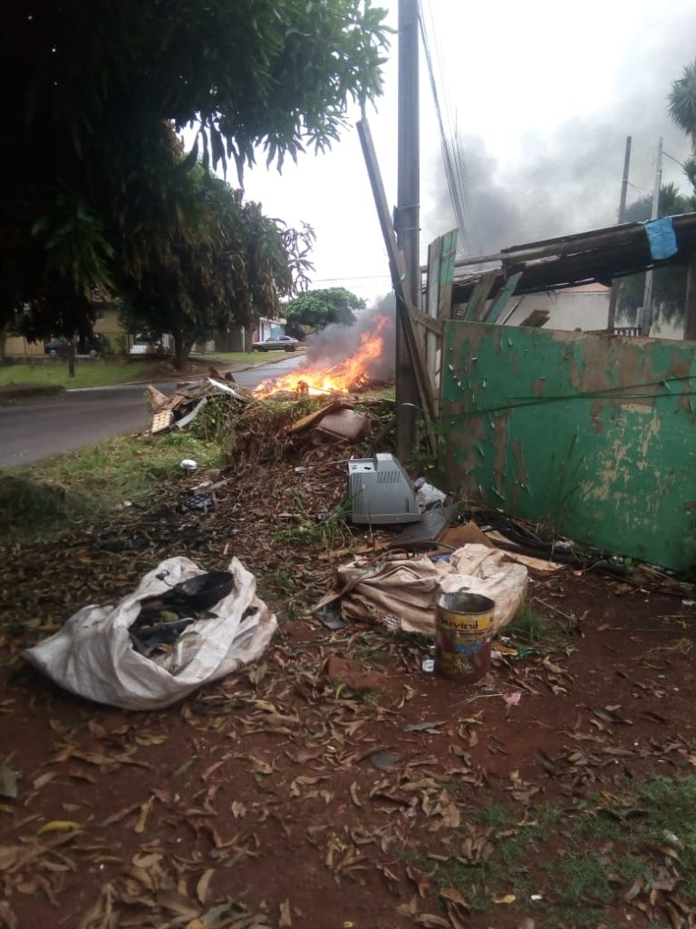 Morador reclama de fogo em lixo no Santo Onofre
