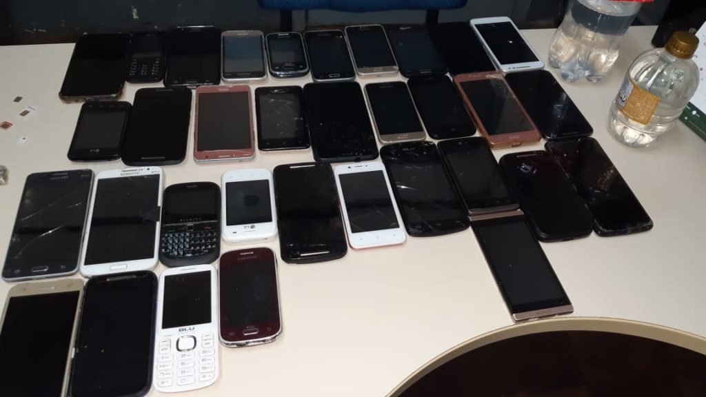 Policiais penais apreendem 34 celulares durante revista na Colônia Penal Agroindustrial, em Curitiba