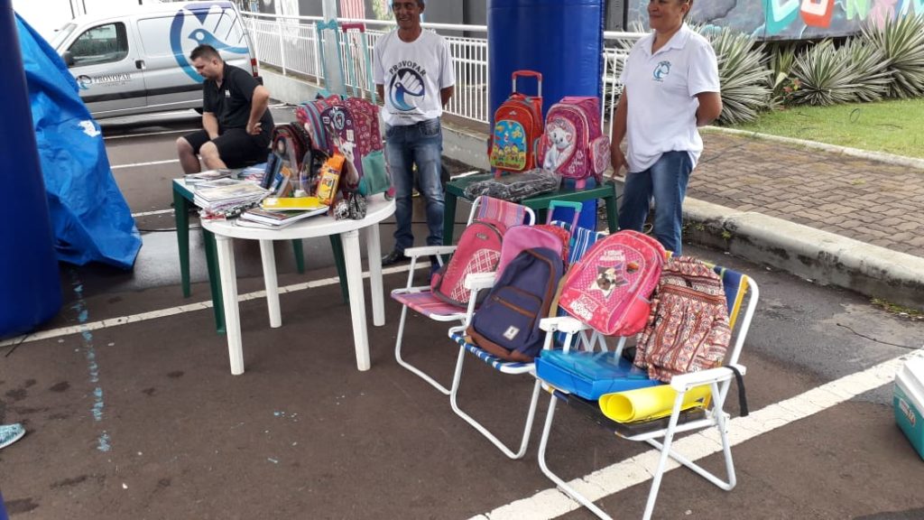 Provopar recebe doações de material escolar na Feira do Teatro