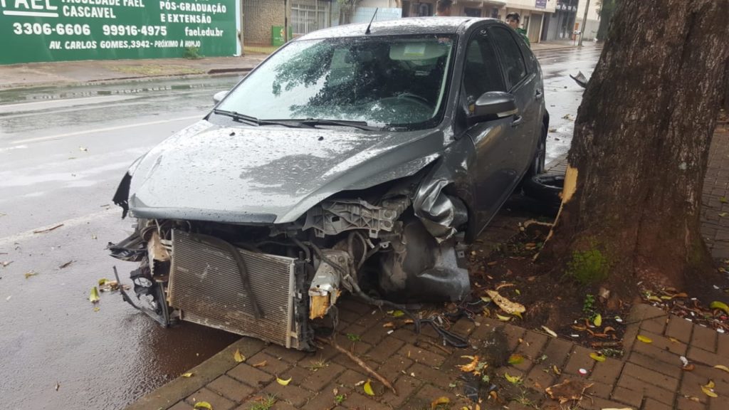 Carros se envolvem em acidente no centro de Cascavel