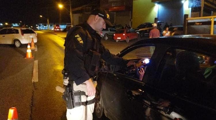 Motorista preso por embriaguez no Oeste de SC volta ao posto policial tirar satisfação