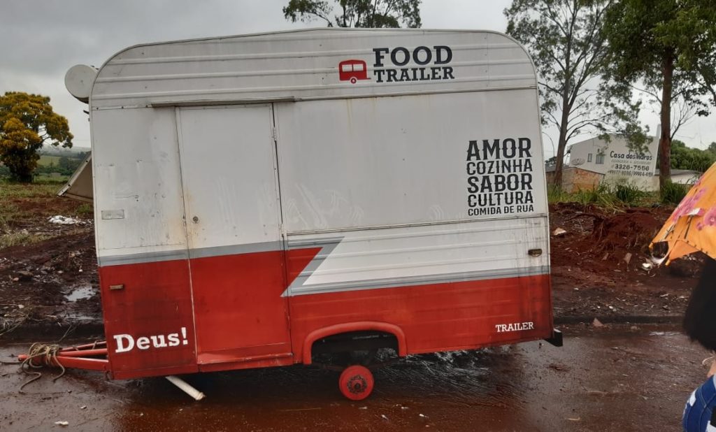 Moradores denunciam abandono de trailer de lanches no Bairro Esmeralda