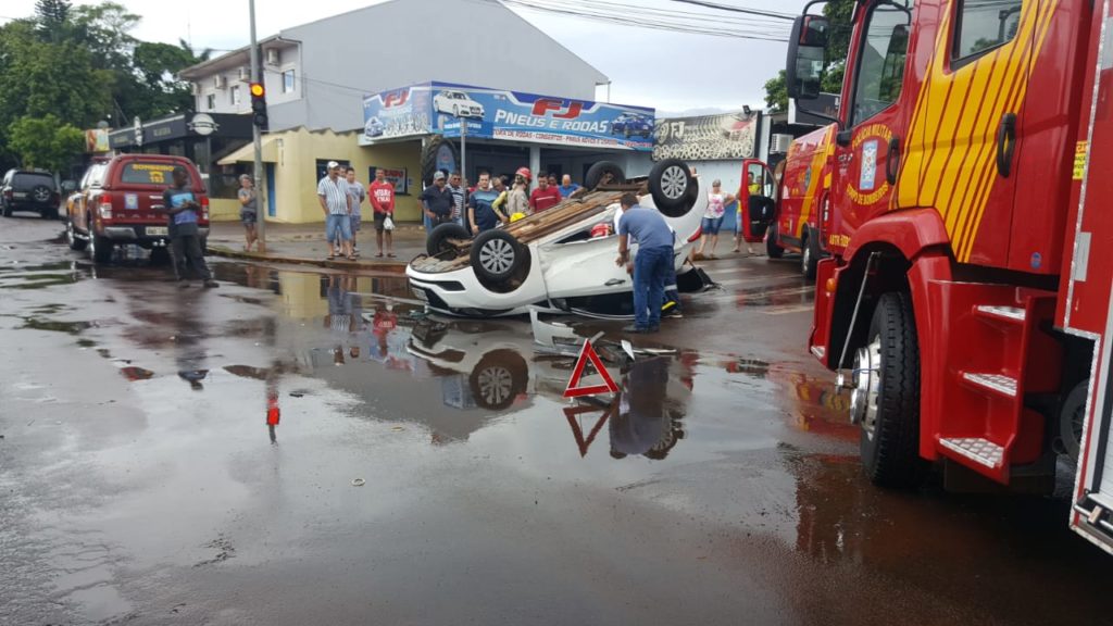 Colisão entre carros seguida de capotamento é registrada no Bairro Coqueiral