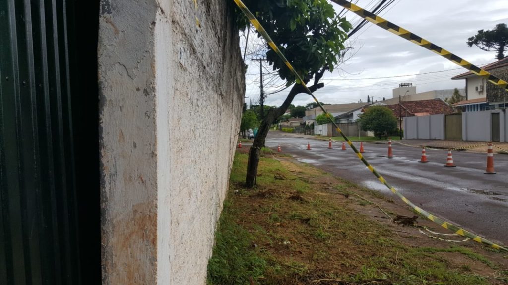 Risco de queda de muro: parte de via é interditada