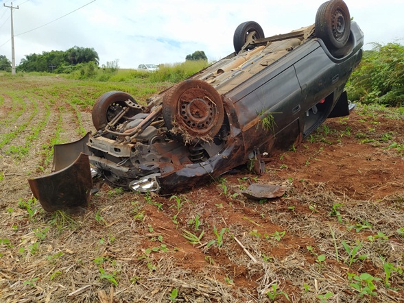 Casal e filho ficam feridos após carro capotar na PR-566