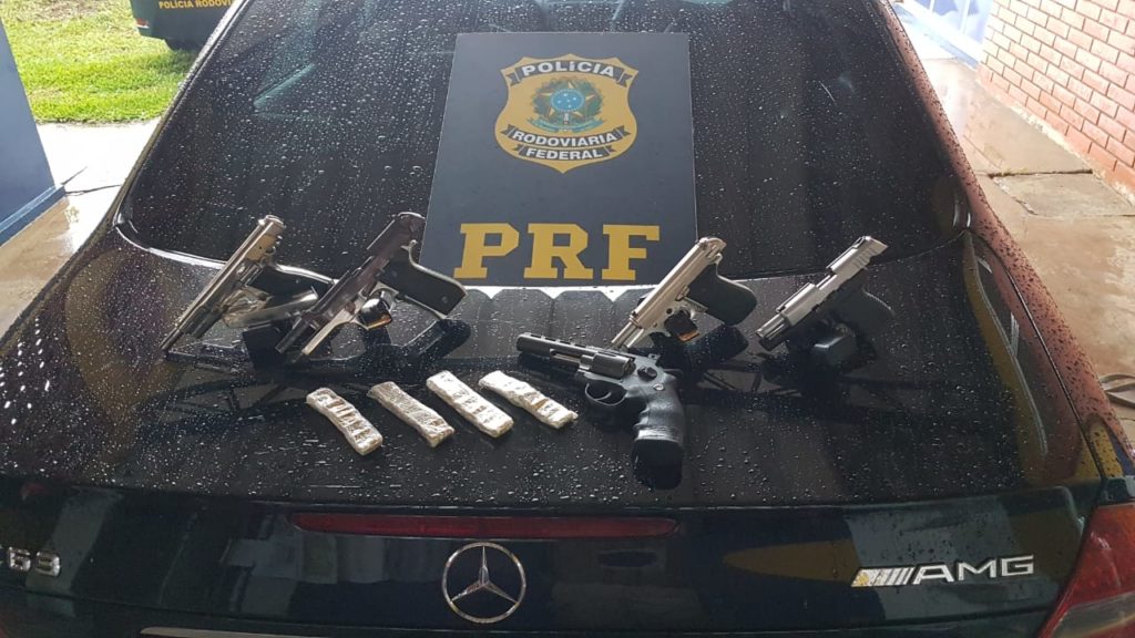 PRF realiza apreensão de armas de fogo transportadas em veiculo de luxo