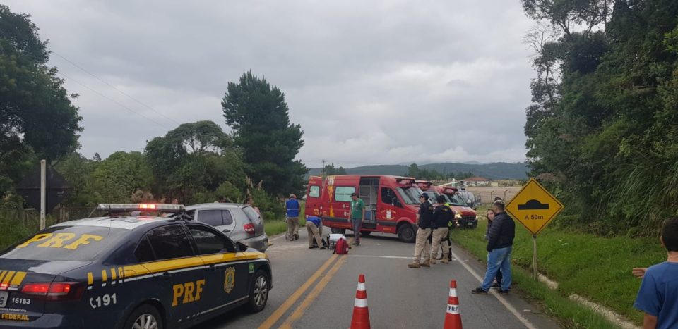 Mulher morre após carro colidir contra barranco na BR-476; outros três ficaram feridos