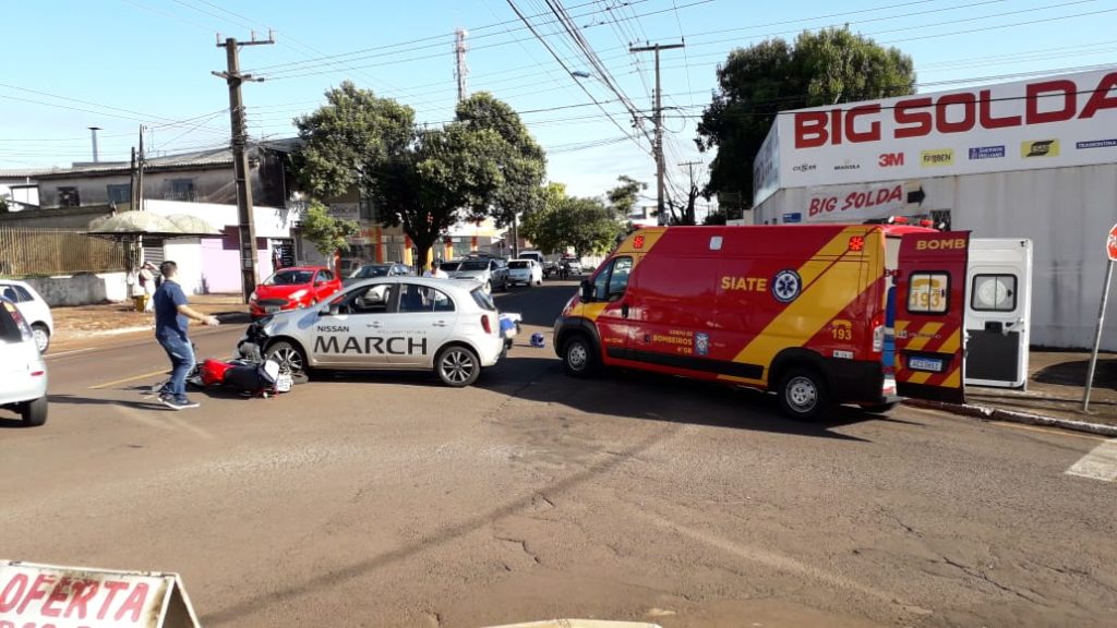 Carro e moto se envolvem em batida de trânsito na Rua Jacarezinho