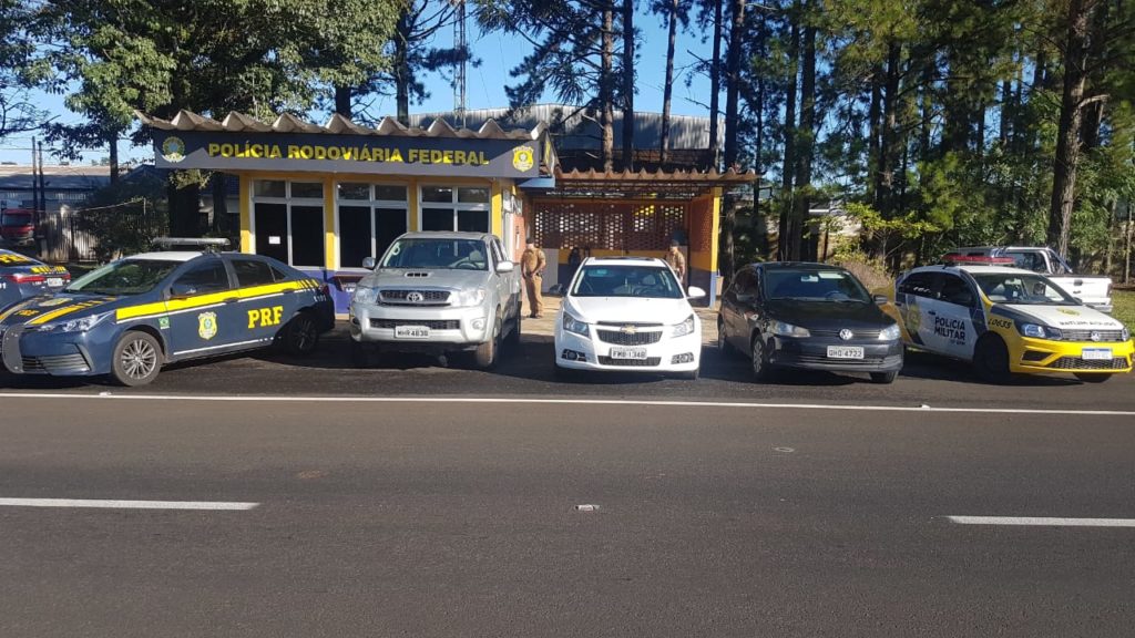 Durante a madrugada, PRF recupera 2 veículos roubados e prende 6 pessoas em Laranjeiras do Sul