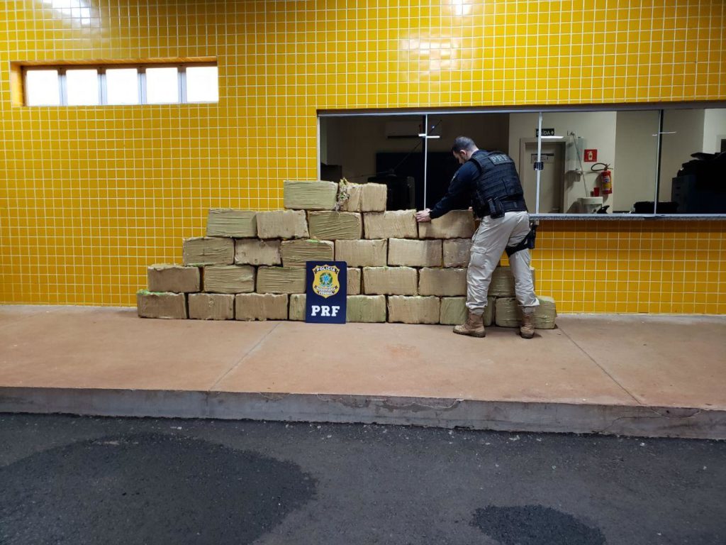 PRF apreende meia tonelada de maconha em Guaíra