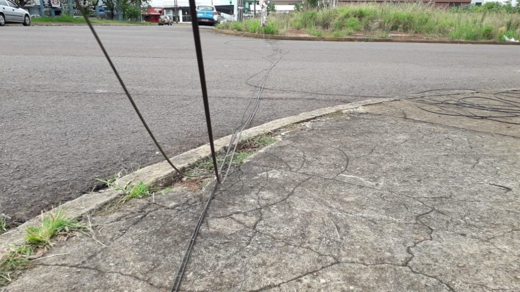 Fios soltos sobre a via preocupam moradores do Centro