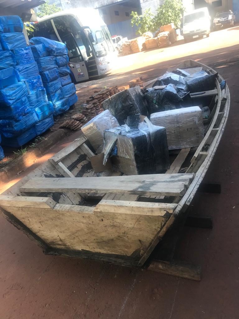 Após confronto armado, policiais apreendem embarcação e mercadorias