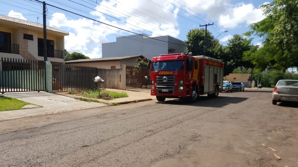 Menino é socorrido pelos bombeiros ao ficar trancado no quarto de imóvel, no Bairro Maria Luíza