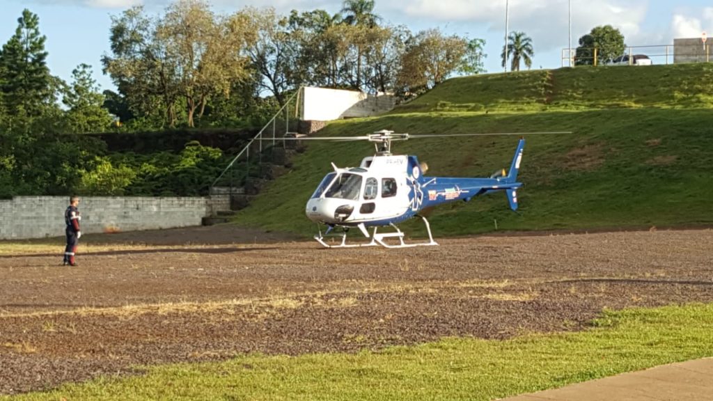 Homem ferido em grave capotamento na PR-180 é trazido de helicóptero a Cascavel