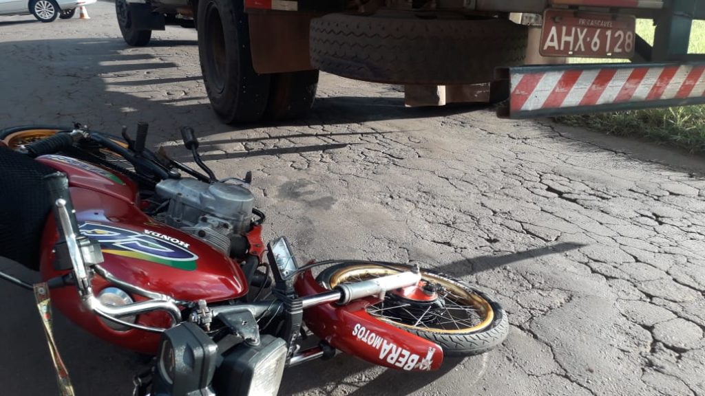 Motociclista colide com caminhão no Bairro Parque São Paulo