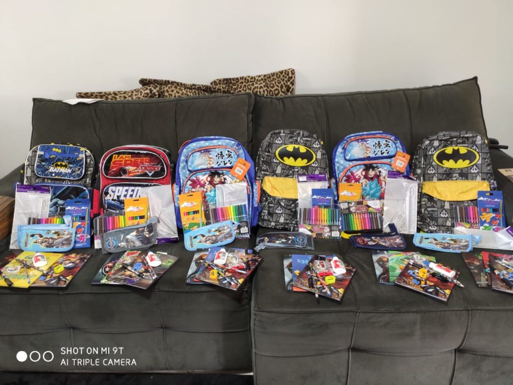 Após arrecadação, grupo de amigos entrega materiais escolares ao Provopar