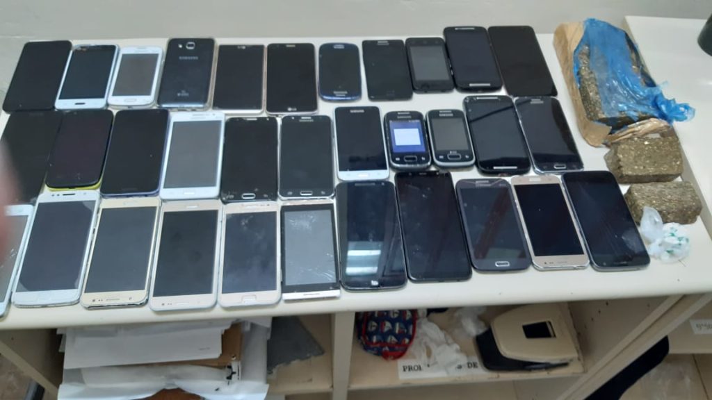 Policiais penais apreendem 32 celulares na Colônia Penal Agroindustrial , em Piraquara