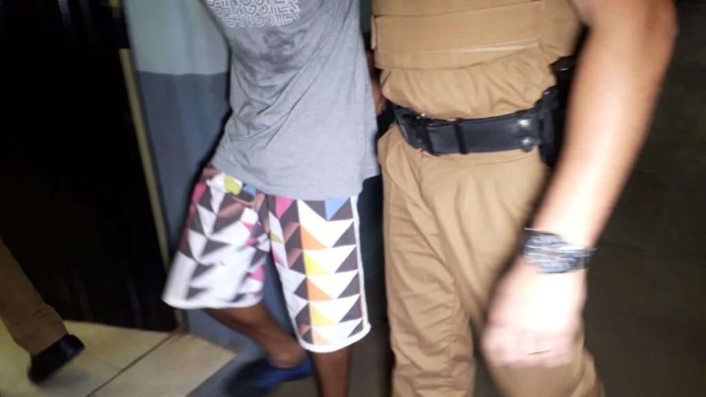 Acusado de ameaçar mulher com faca é preso pela Polícia Militar