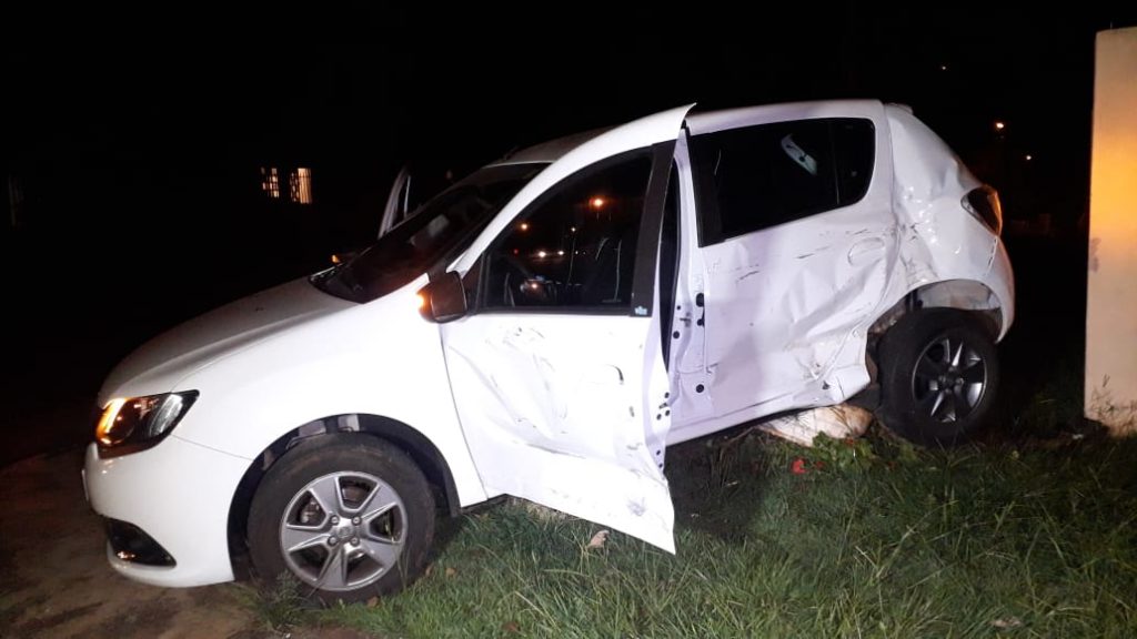 Colisão entre carro e caminhonete deixa idosa de 77 anos ferida no Universitário