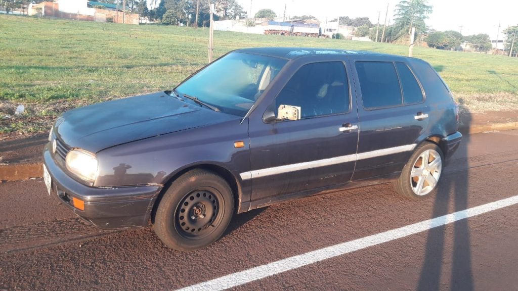 Golf é localizado abandonado às margens da PRc-467, na região do Jardim Gramado