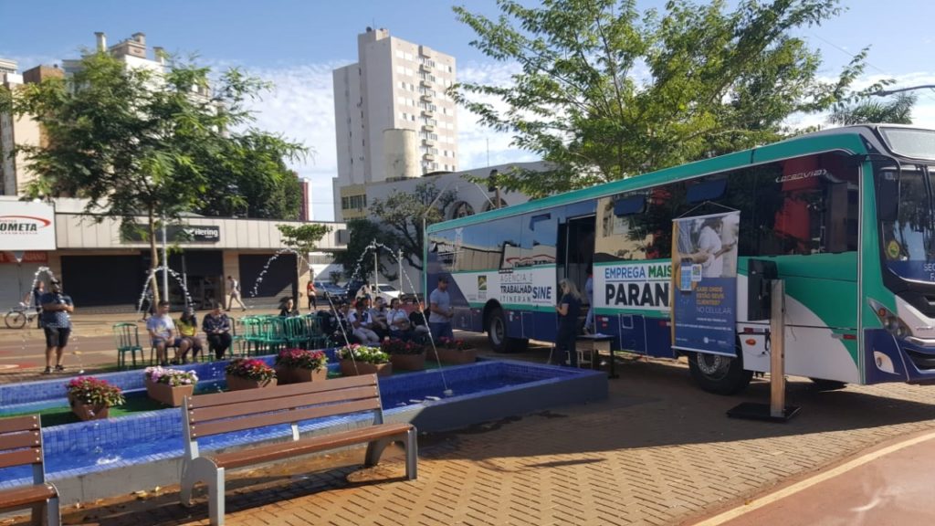 ‘Ônibus itinerante’ da Agência do Trabalhador atende a população na Avenida Brasil