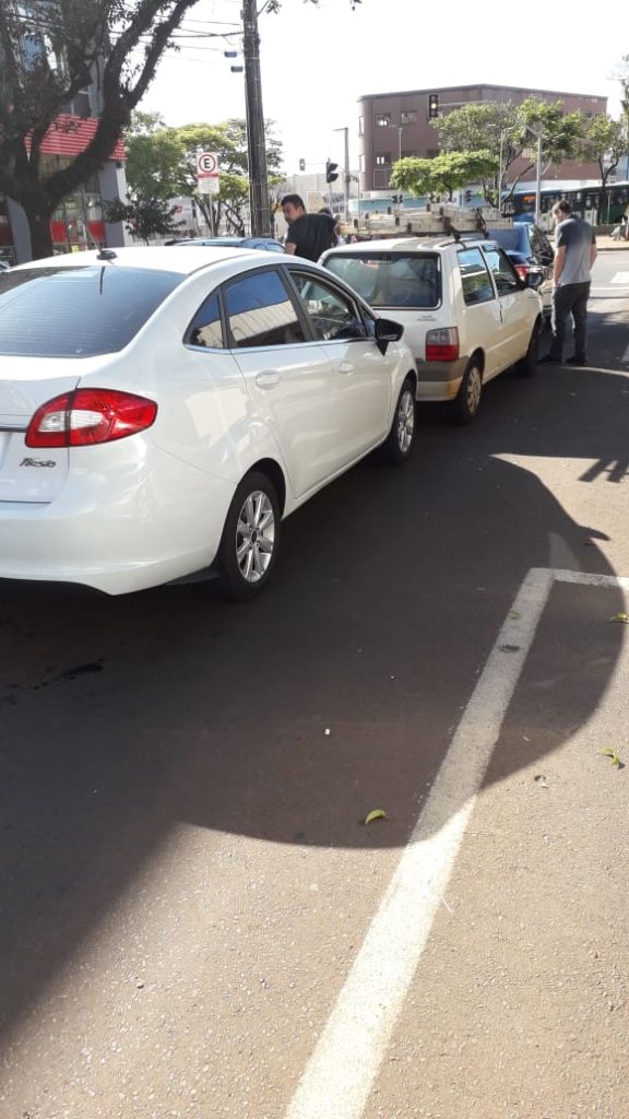 Colisão envolve três carros no centro de Cascavel