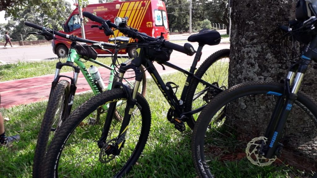 Ciclista fica ferida ao sofrer queda na Avenida Tancredo Neves, em Cascavel