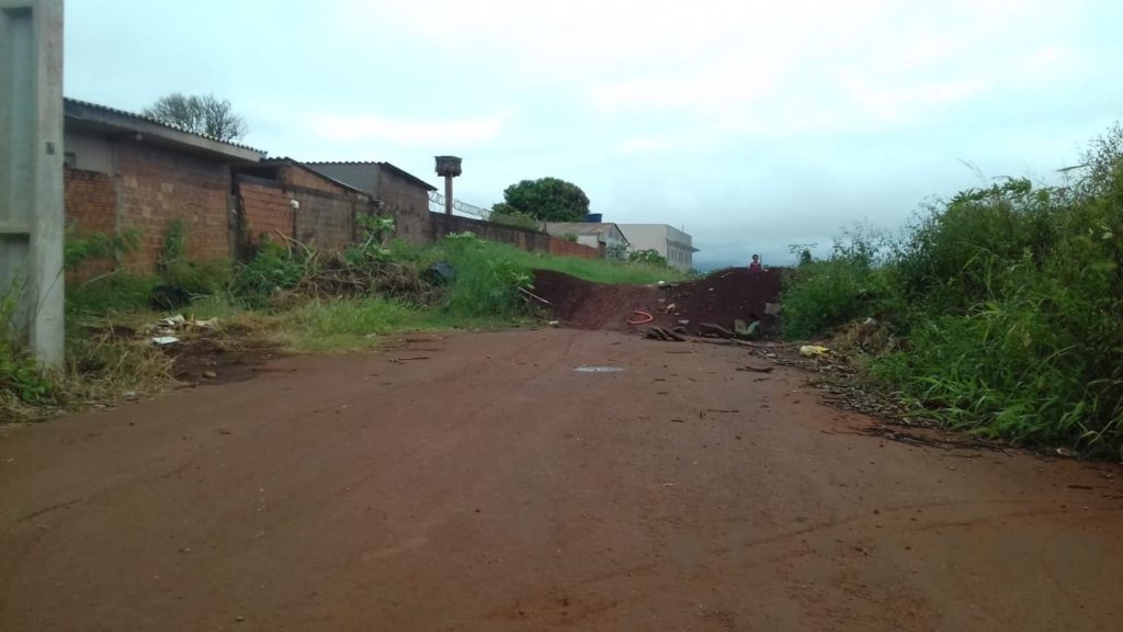 Monte de terra impedindo passagem de veículos e dificultando para pedestres gera reclamação de morador no Loteamento Barcelona