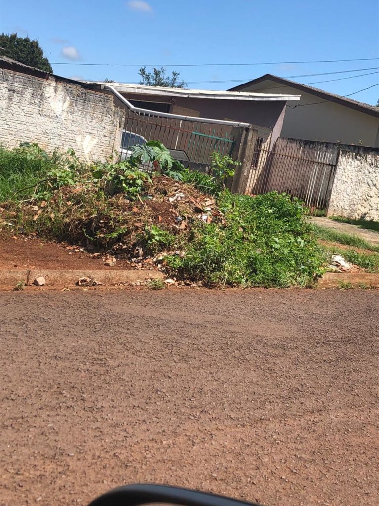 Morador reclama de entulhos em calçada