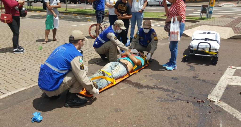 Homem e criança se ferem após moto atingir placa no centro