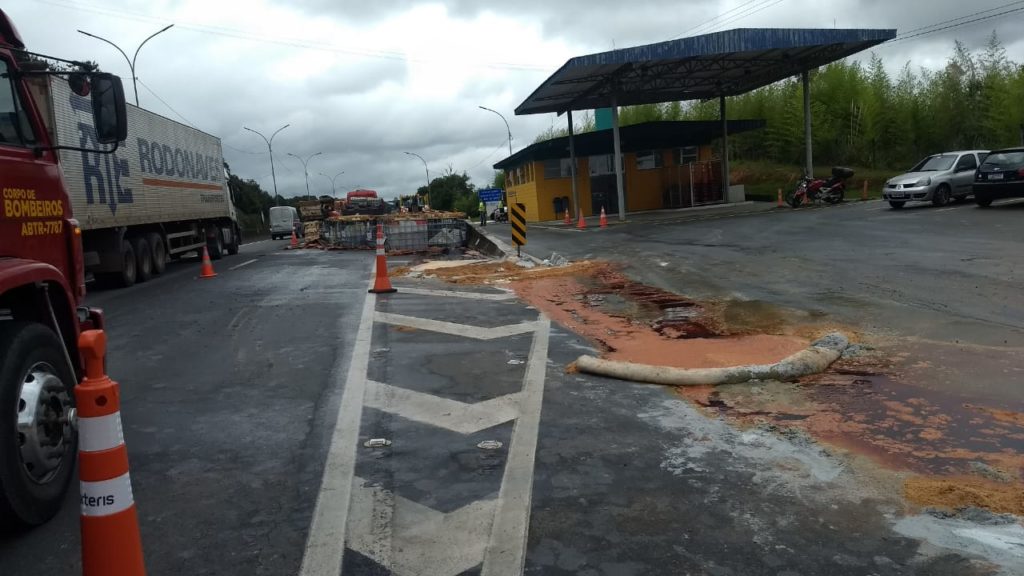 Caminhão carregado com 9 mil litros de ácido tomba e bloqueia uma das pistas da BR-116 na RMC