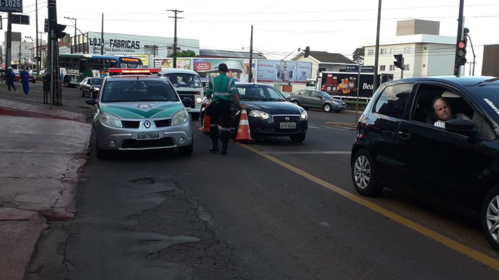 Mulher fica ferida ao cair com moto na Avenida Carlos Gomes, no Bairro Universitário