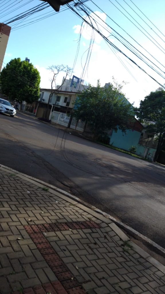 Cabos de telefonia são rompidos por caminhão na Rua Presidente Kennedy