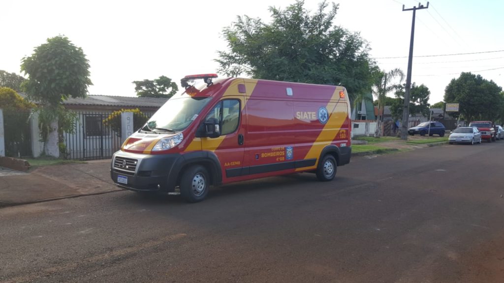 Mulher é socorrida pelo Siate após sofrer queda em imóvel no Bairro Morumbi