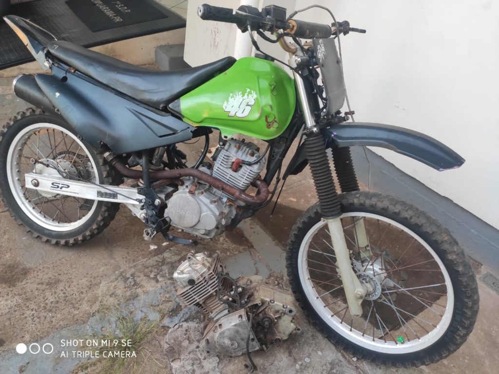 Moto com sinais identificadores suprimidos é apreendida pela PRE em Umuarama