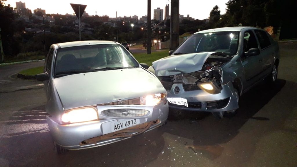 Carros se envolvem em forte colisão na Rua Jacarezinho