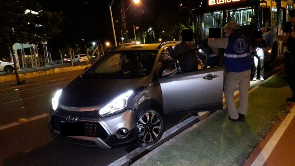 Colisão entre carro e ônibus mobiliza equipe do Siate na Avenida Brasil